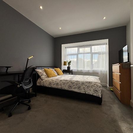 מלון לונדון Entire House Floor Perfect For Couples & Freelancers - Available For Single Too מראה חיצוני תמונה