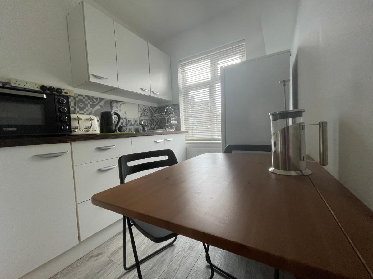 מלון לונדון Entire House Floor Perfect For Couples & Freelancers - Available For Single Too מראה חיצוני תמונה