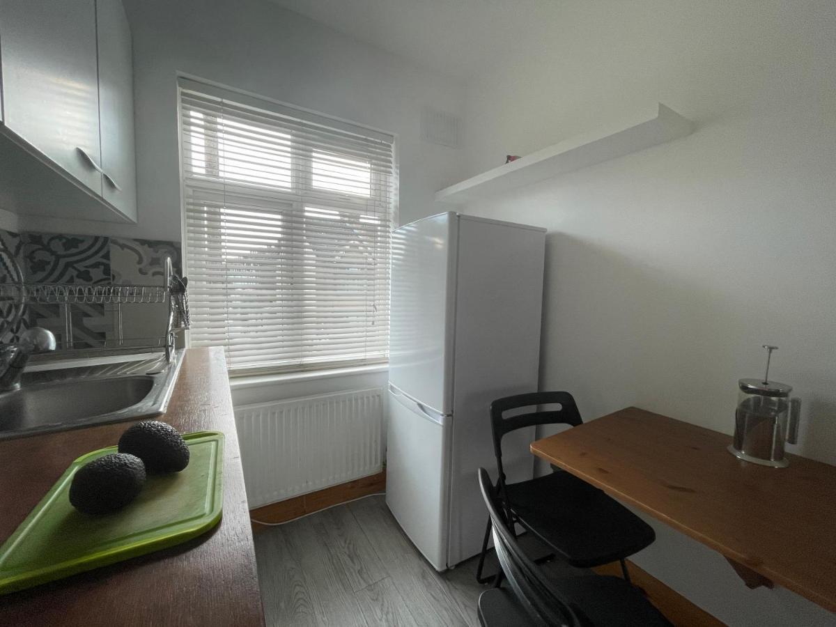 מלון לונדון Entire House Floor Perfect For Couples & Freelancers - Available For Single Too מראה חיצוני תמונה