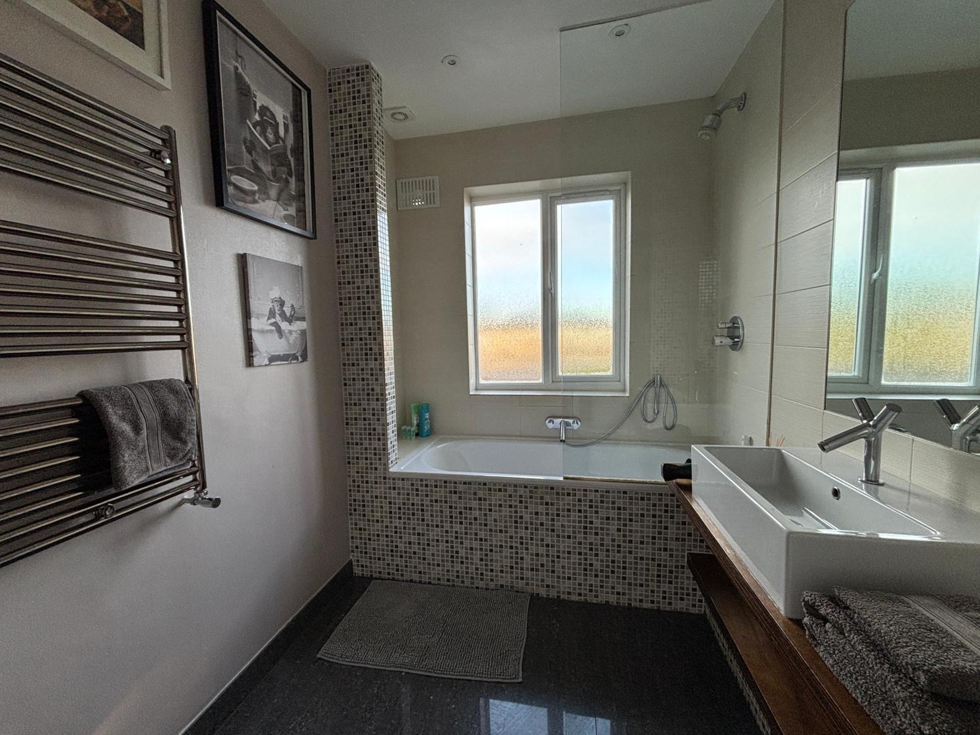 מלון לונדון Entire House Floor Perfect For Couples & Freelancers - Available For Single Too מראה חיצוני תמונה