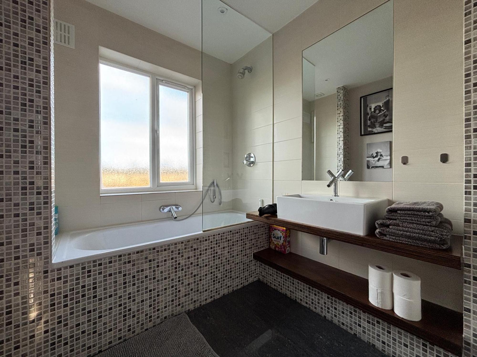 מלון לונדון Entire House Floor Perfect For Couples & Freelancers - Available For Single Too מראה חיצוני תמונה